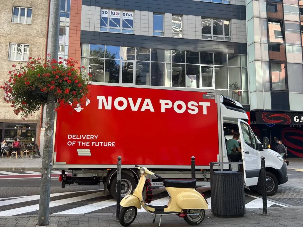 Автомобиль службы доставки Nova Post